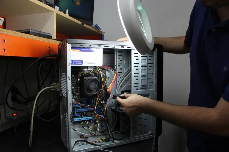 デスクトップパソコンの内部を点検する作業風景